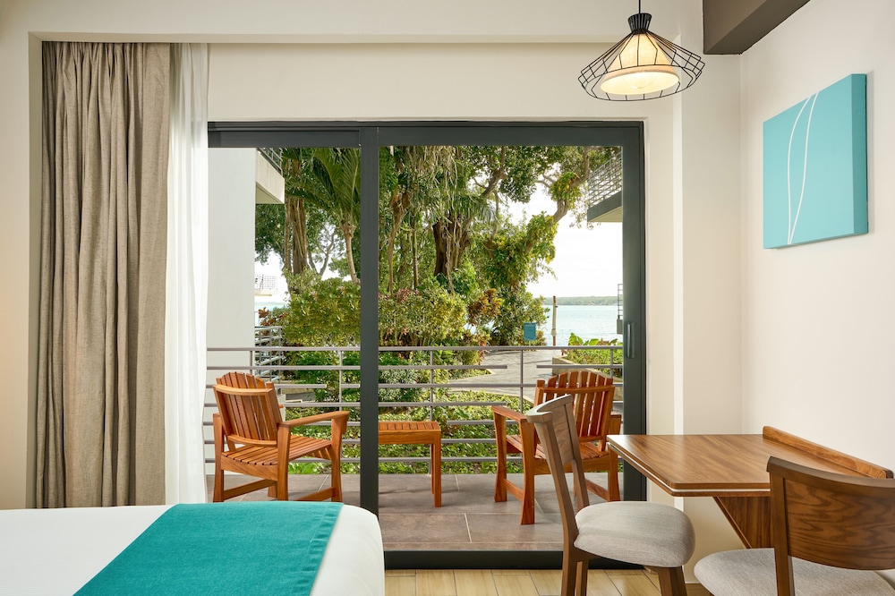 Deluxe King Size Partial Lagoon View - Photo 5