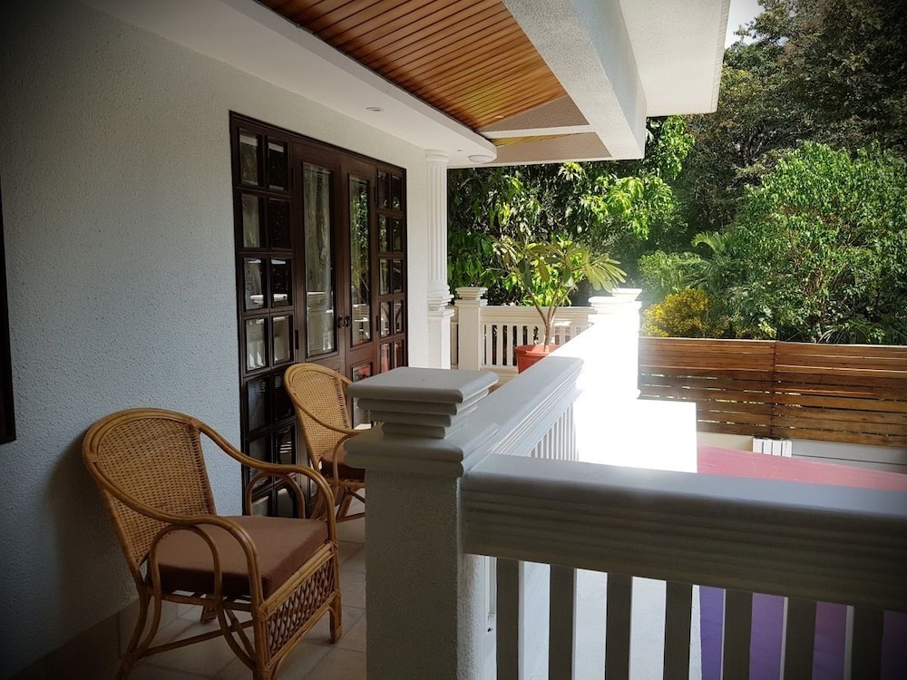 Grand Suite, 1 King Bed, Pool View, Corner photo 3