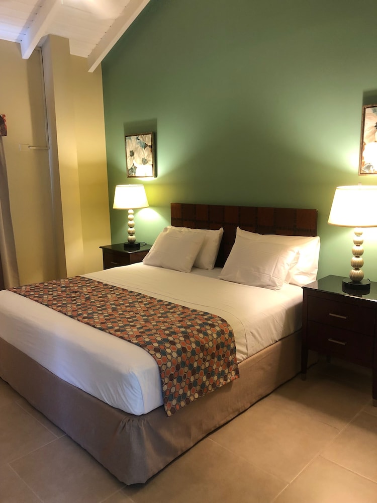 Deluxe Studio, 1 King Bed, Kitchenette