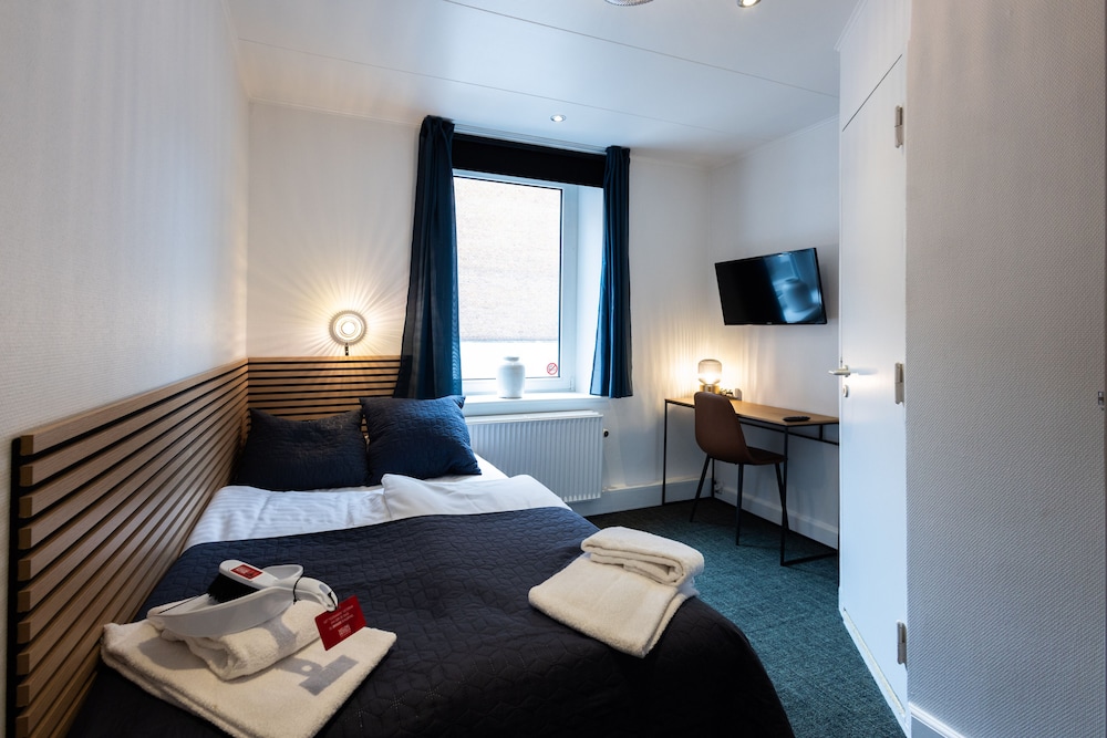 Economy Room (Bed 140cm) - Photo 7