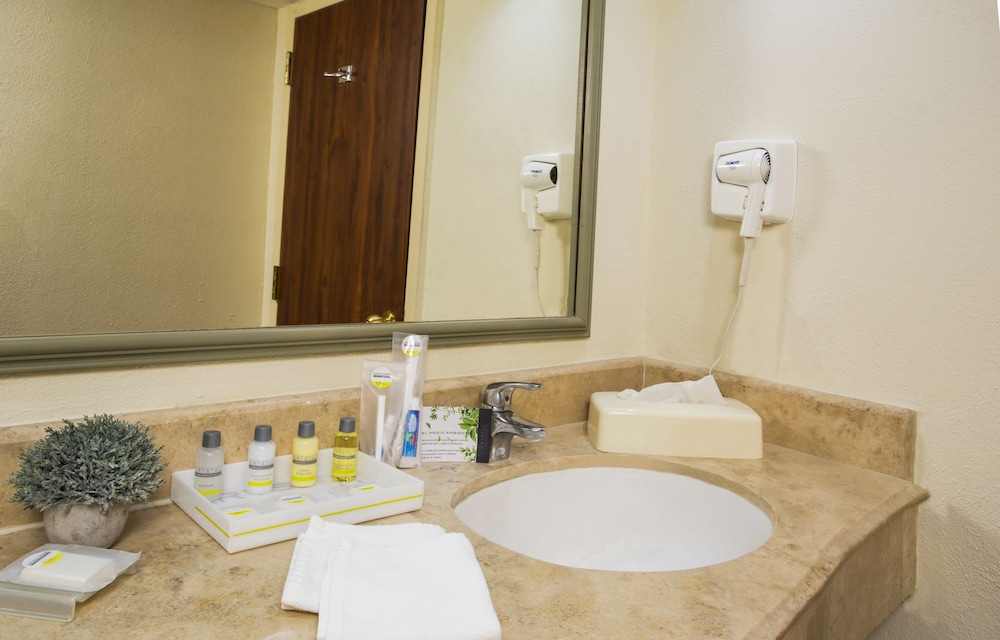 Standard Room, 1 King Bed - Photo 4