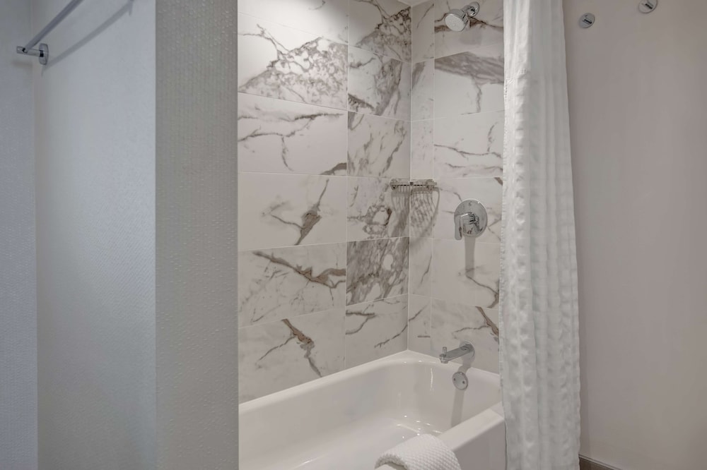Suite, 1 King Bed, Accessible, Balcony - Photo 3