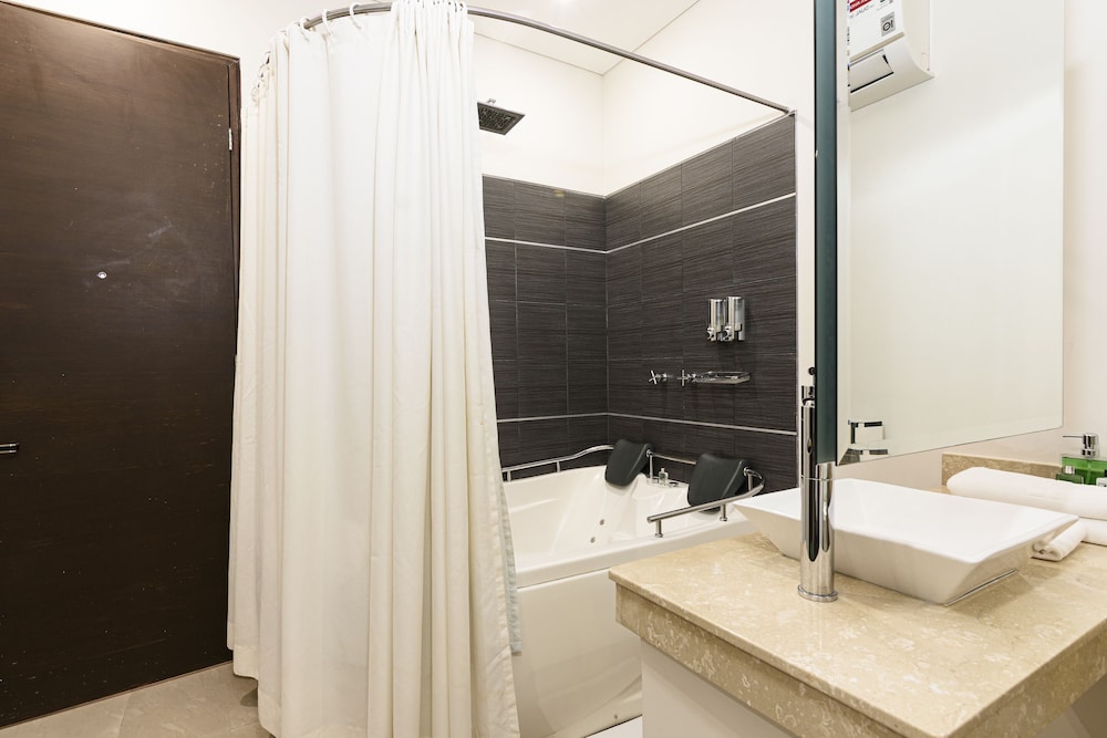 Junior Double Room, Jetted Tub - Photo 7