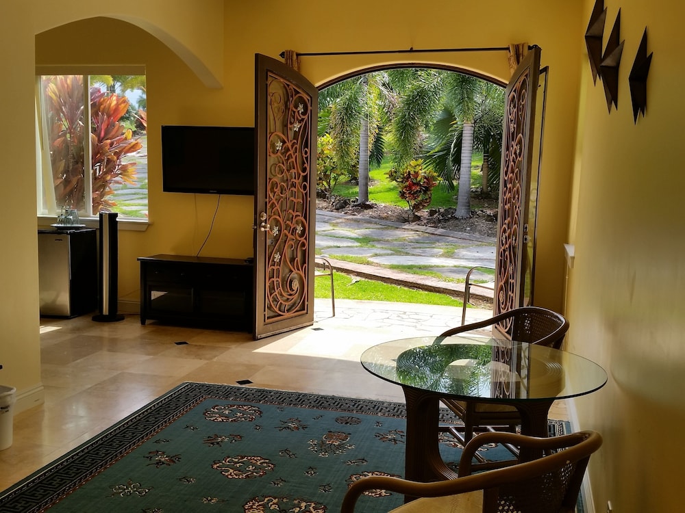 Economy Double Room, 1 King Bed, Garden View photo 1