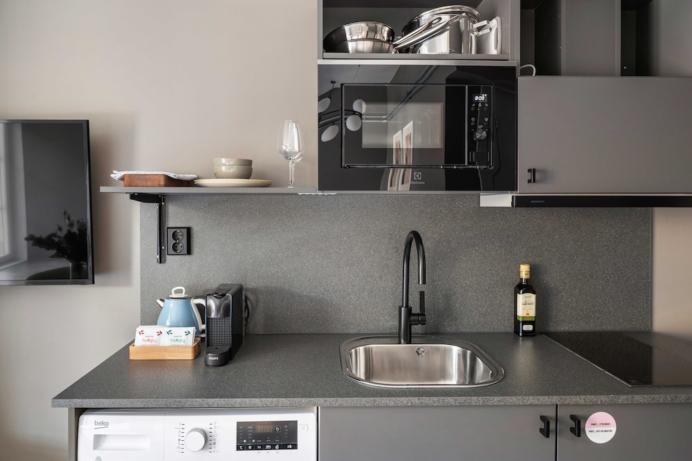 Medium Studio with Kitchenette - Photo 8
