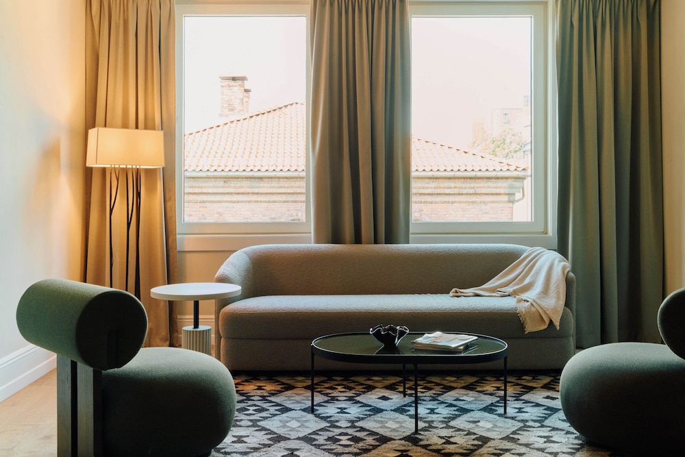 Deluxe Suite, City View