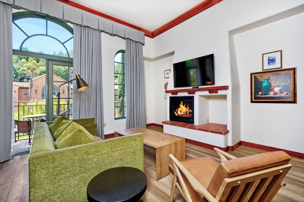 Premium Suite, 1 King Bed - Photo 2