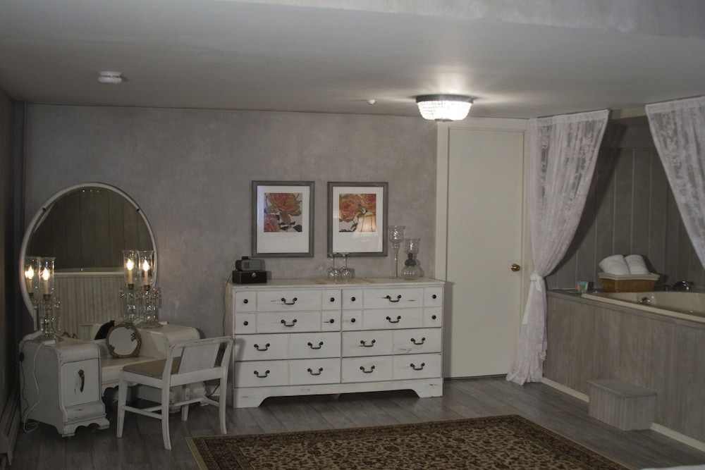 White Birches Suite, 1 King Bed photo 2