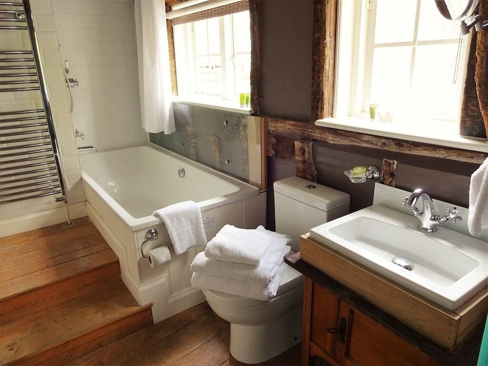 Deluxe Double Room, Ensuite (KING) - Photo 4