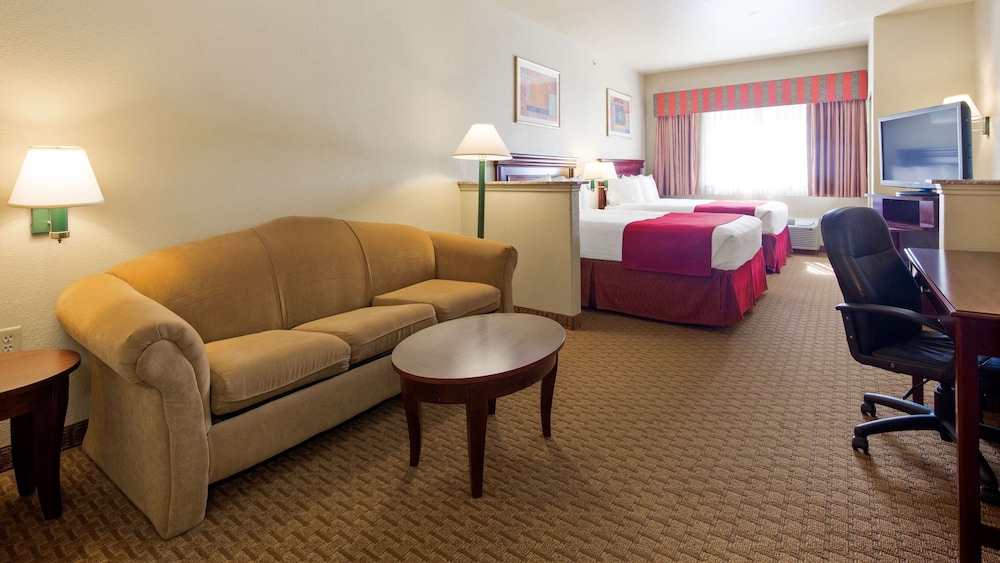 Suite, 2 Queen Beds, Non Smoking, Refrigerator & Microwave (Third Bed Is A Sofabed) photo 1