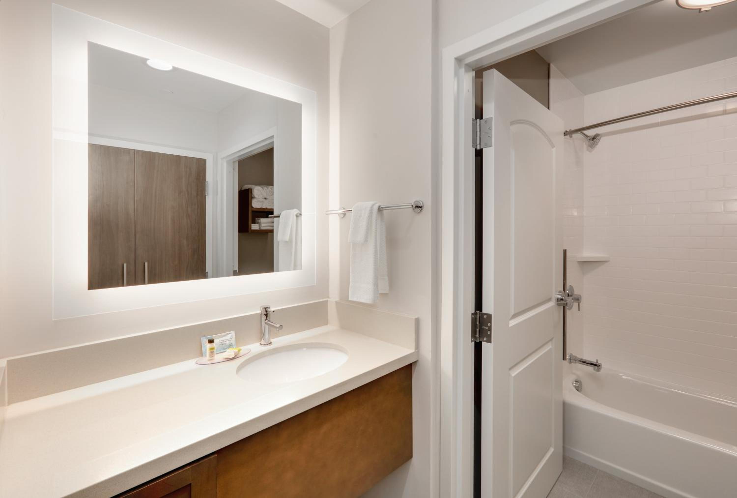 One-Bedroom Suite with Two Queen Beds photo 2