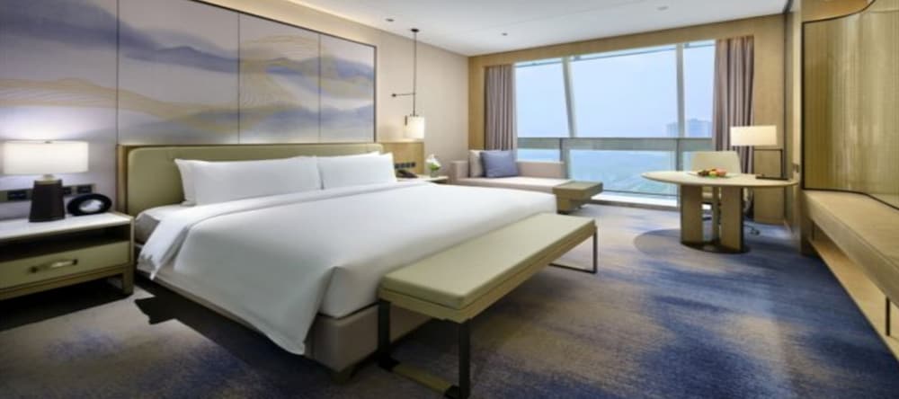 Deluxe King Room - Photo 2
