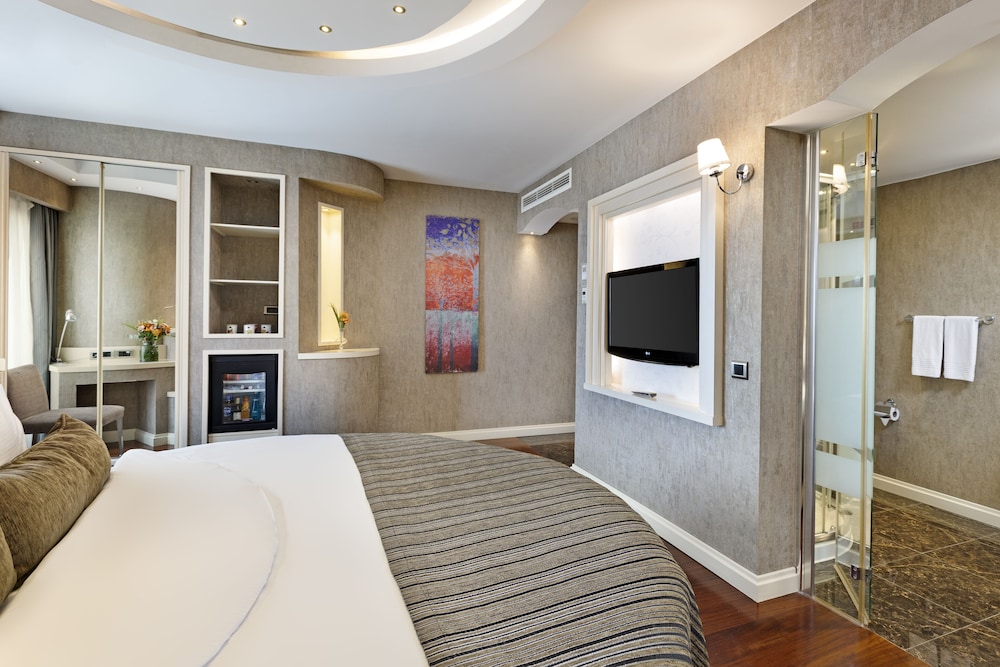 Corner Room with Jacuzzi tub photo 2