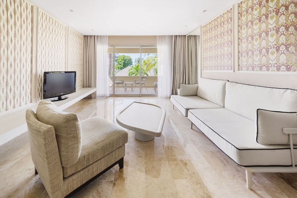 Premium Suite  With Whirlpool Bath