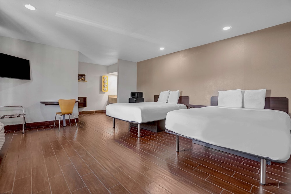 Standard Room, Multiple Beds, Non Smoking - Photo 3