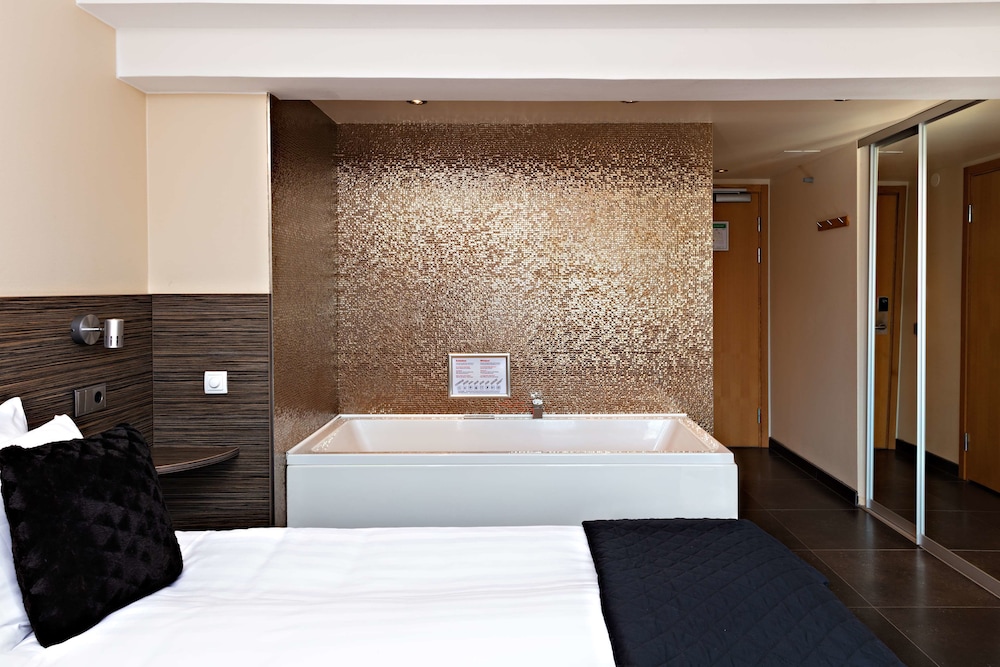 Superior Room, 1 Double Bed, Non Smoking, Jetted Tub - Photo 6