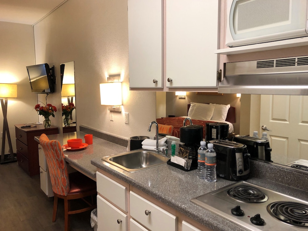 Studio Suite, 1 Queen Bed, Kitchenette