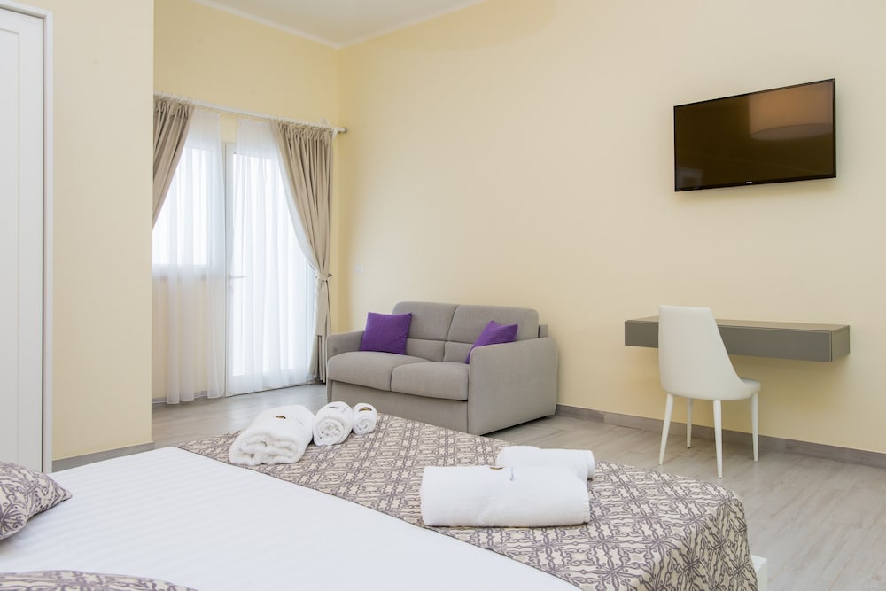 Luxury Room, 1 King Bed with Sofa bed, Pool View photo 3