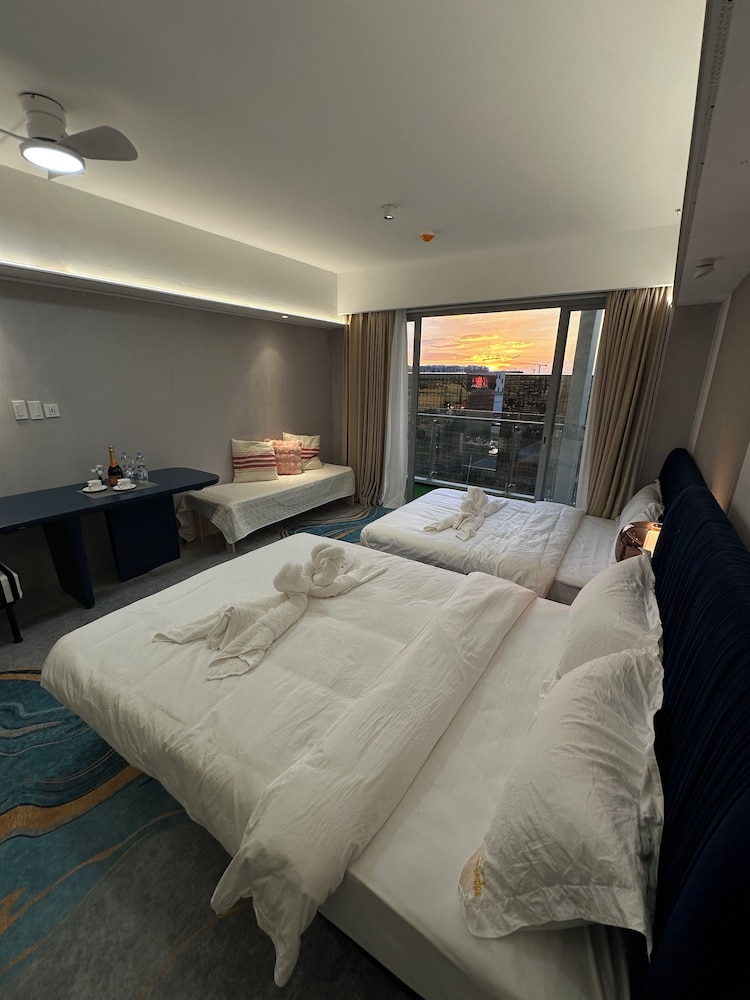 Luxury Studio, Balcony, City View