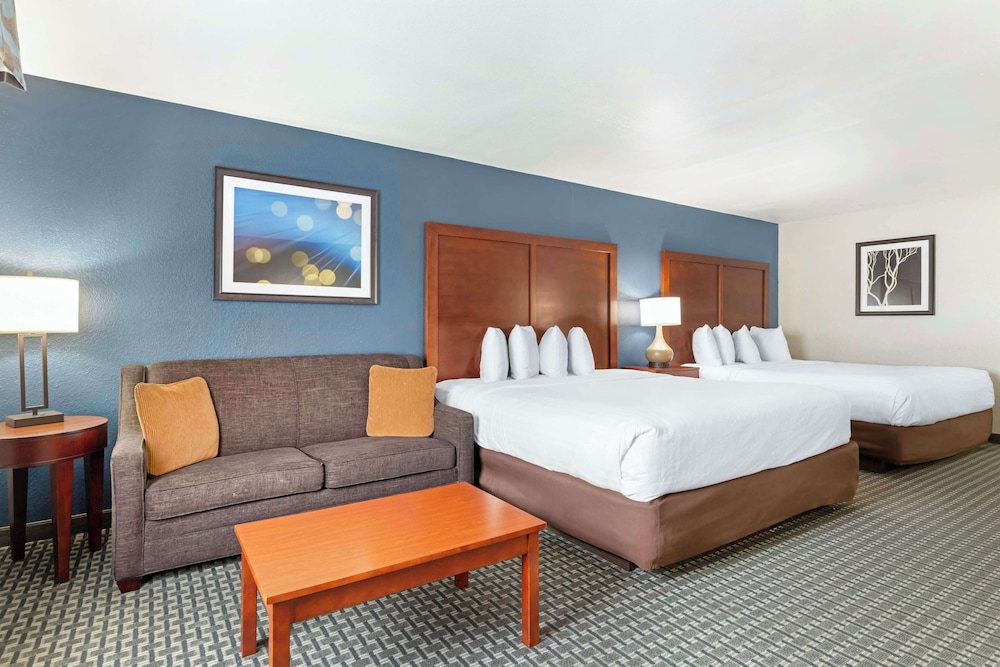 Standard Room, Multiple Beds, Non Smoking, Refrigerator & Microwave - Photo 1