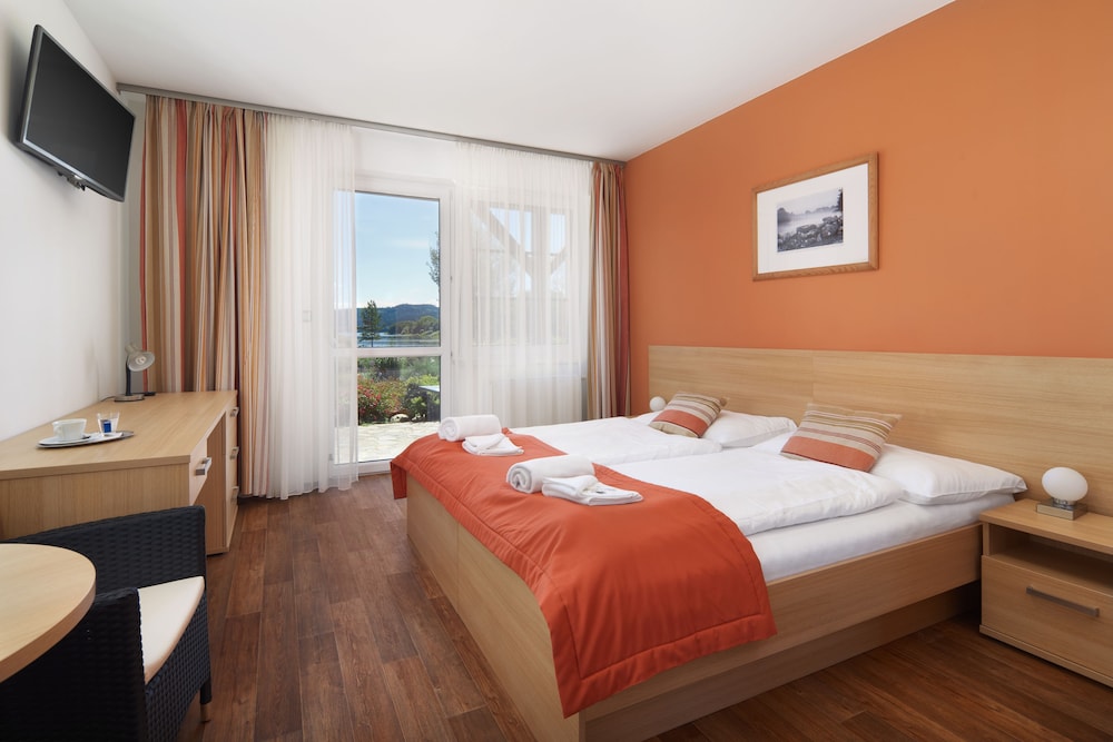 Standard Triple Room, 1 Bedroom, Patio, Lakeside photo 1