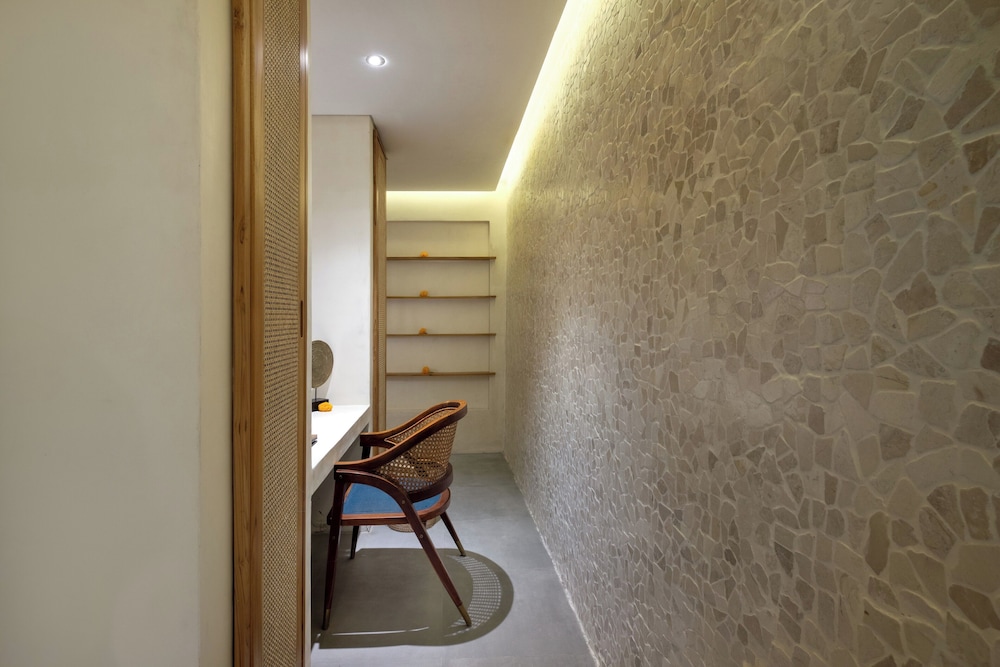 Jungle Room with Bathtub - Photo 5