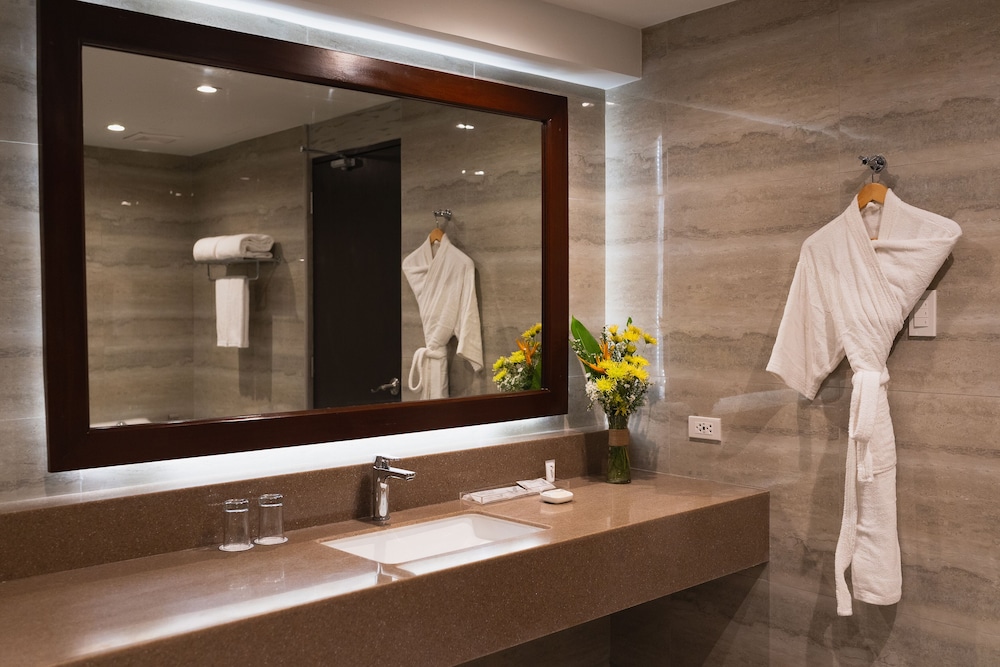 Executive Room, 1 King Bed, Bathtub - Photo 9