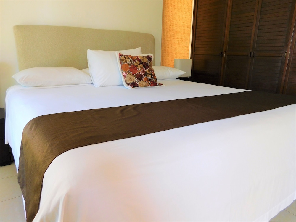 Traditional Condo, 2 Bedrooms, Garden View