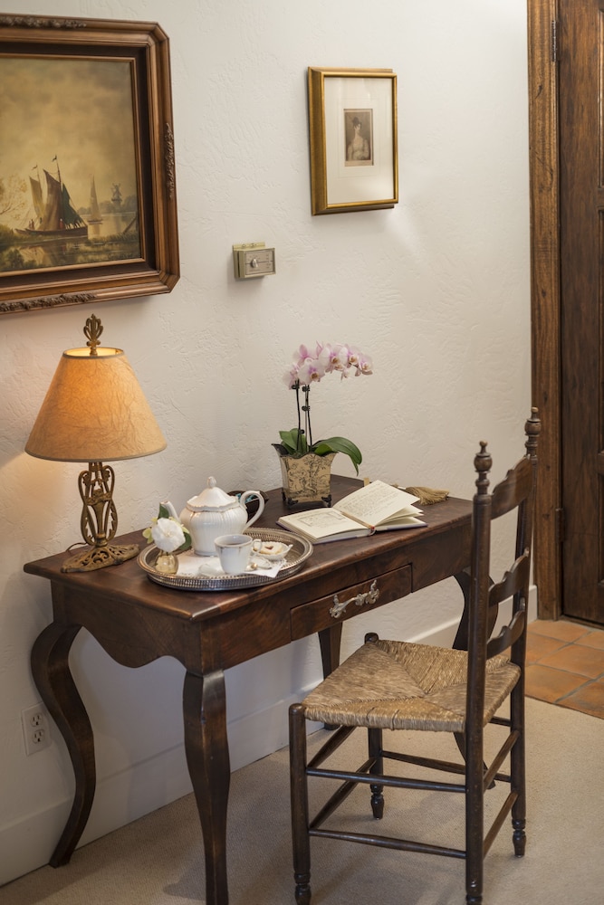 Room, 1 King Bed (The Chamomile Room) photo 2