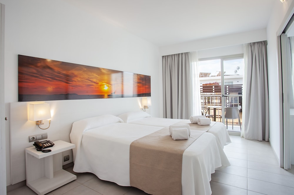 Quadruple Room, Balcony - Photo 1
