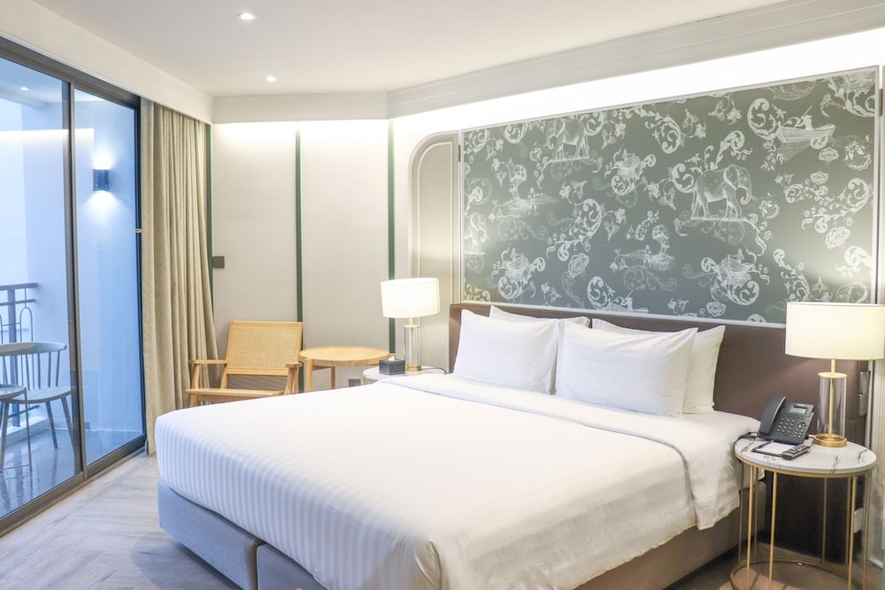 Superior Swimming Pool with Balcony, King Bed photo 3
