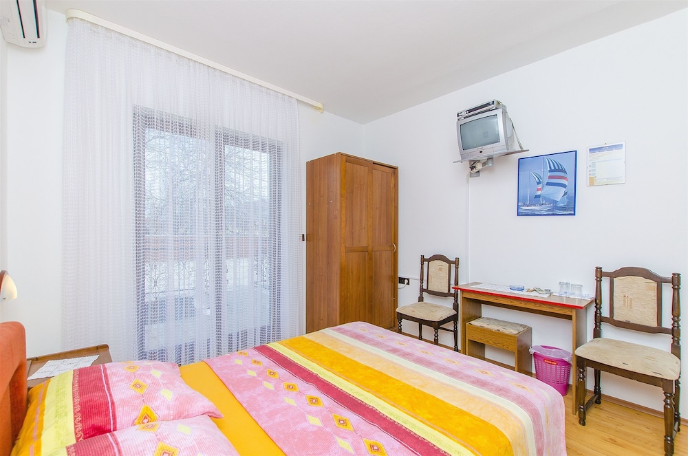 Room (S6)