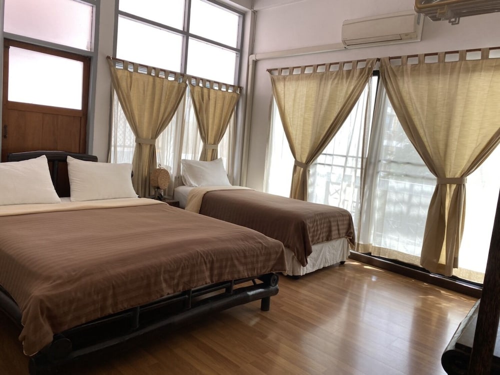 Air-Con Triple room thumbnail 6