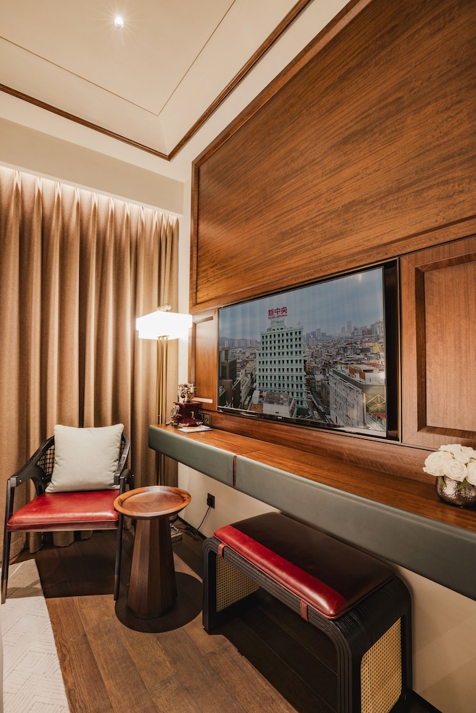 Elite Room, 1 Queen Bed, City View photo 3