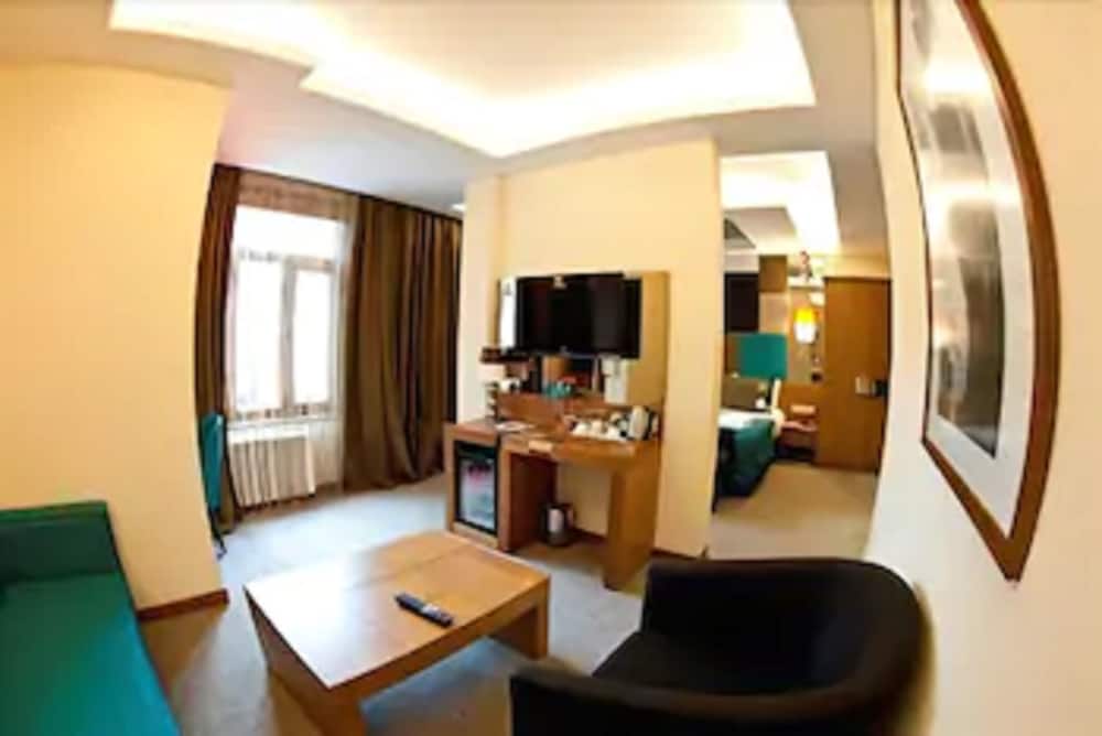 Suite, Corner