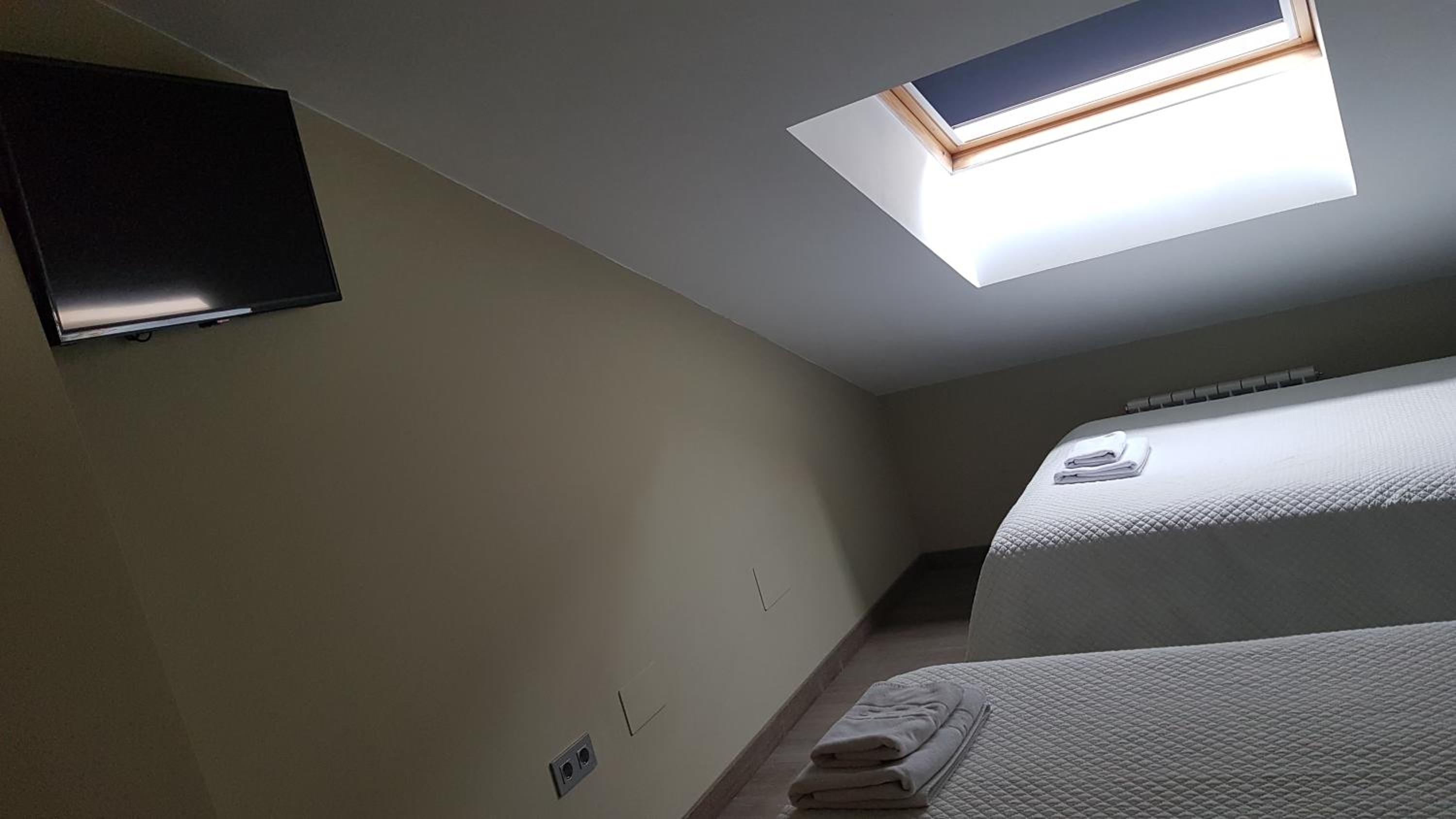 Deluxe Double Room (2 Adults + 1 Child) - Photo 3