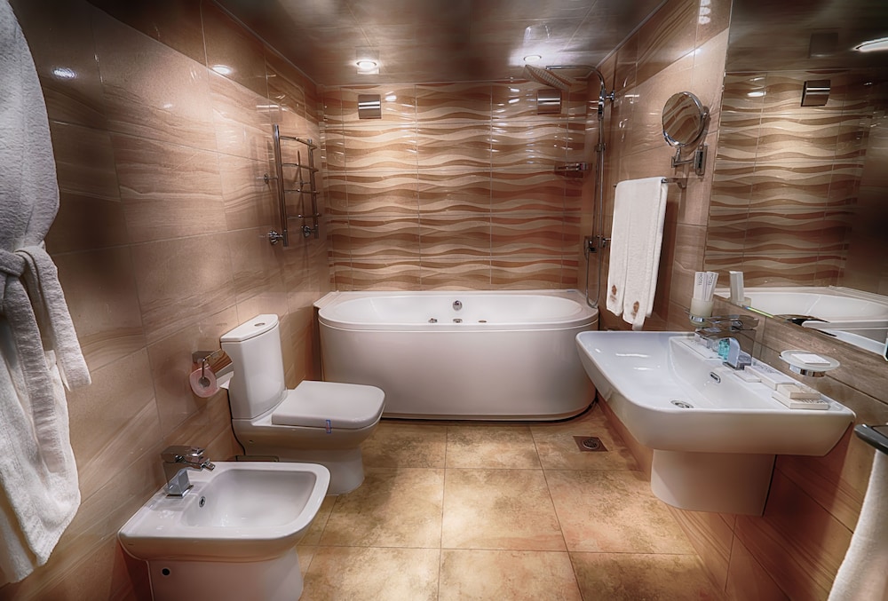 Suite, Jetted Tub (Plus) photo 3