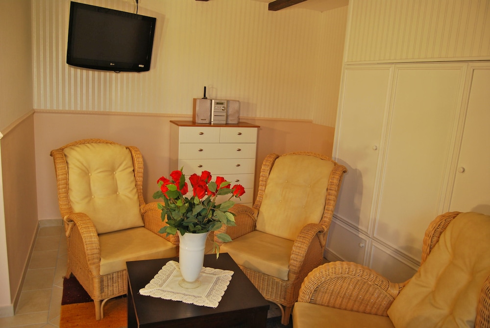 Room (010)