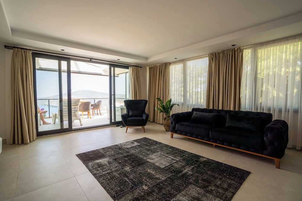 Royal Penthouse, 1 Bedroom, Jetted Tub, Sea View photo 2