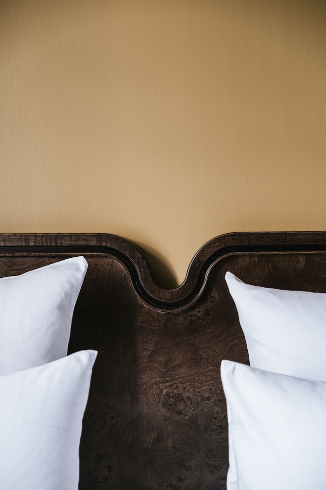Deluxe Room thumbnail 5