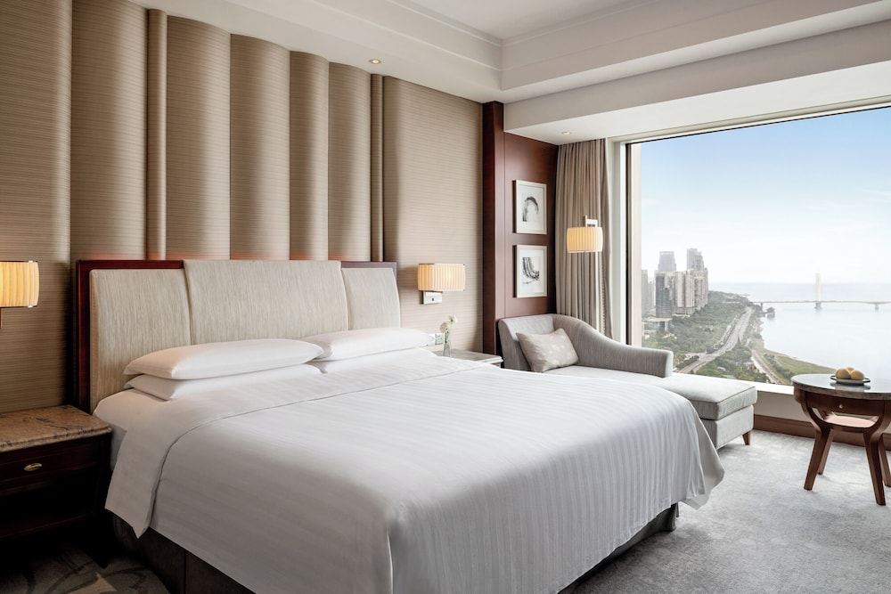 Deluxe Room, 1 King Bed, River View photo 3
