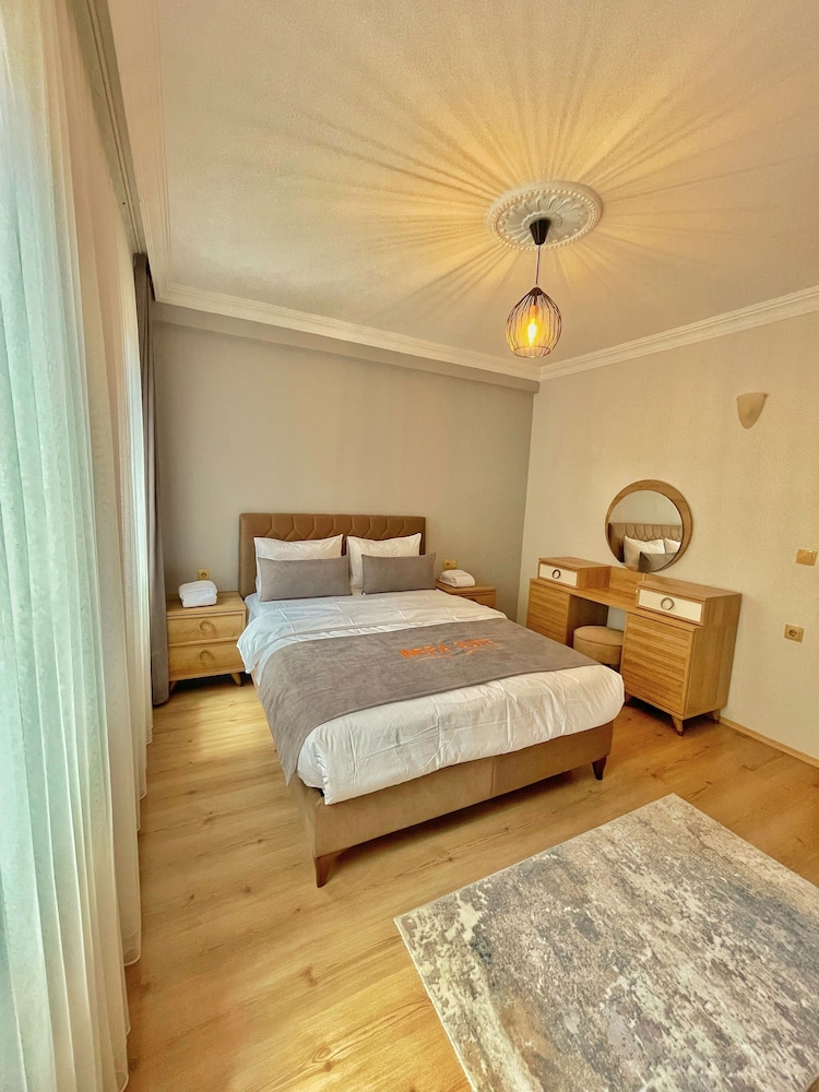 Lake View King Suite photo 1