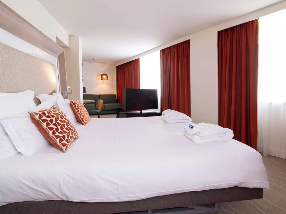 Suite, 1 Queen Bed (1 Double bed & 1 Double sofa)