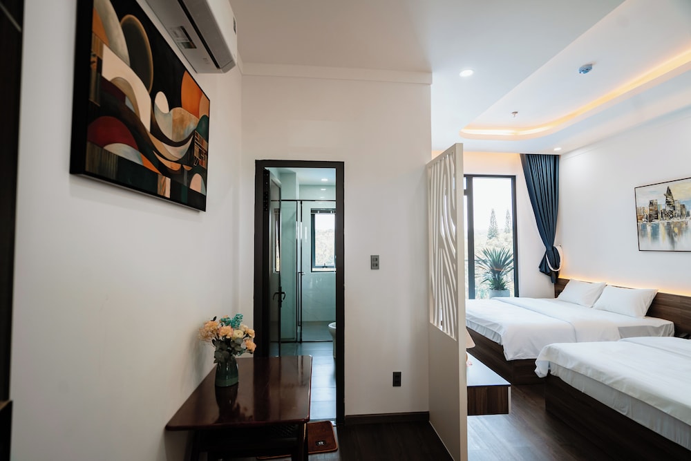 Executive Quadruple Room, Balcony, Hill View