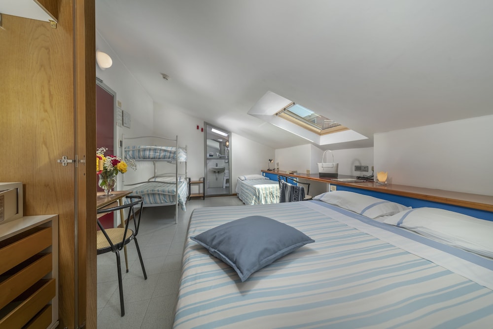 Family Room, Multiple Beds photo 2