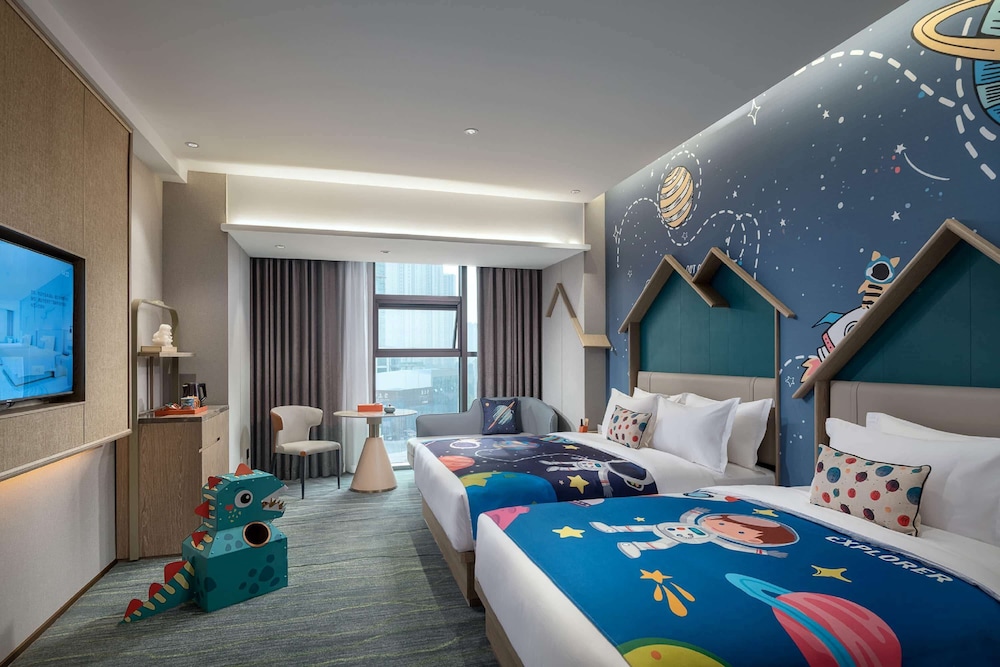 Family Room, Non Smoking (1 Queen & 1 Double Beds) photo 1