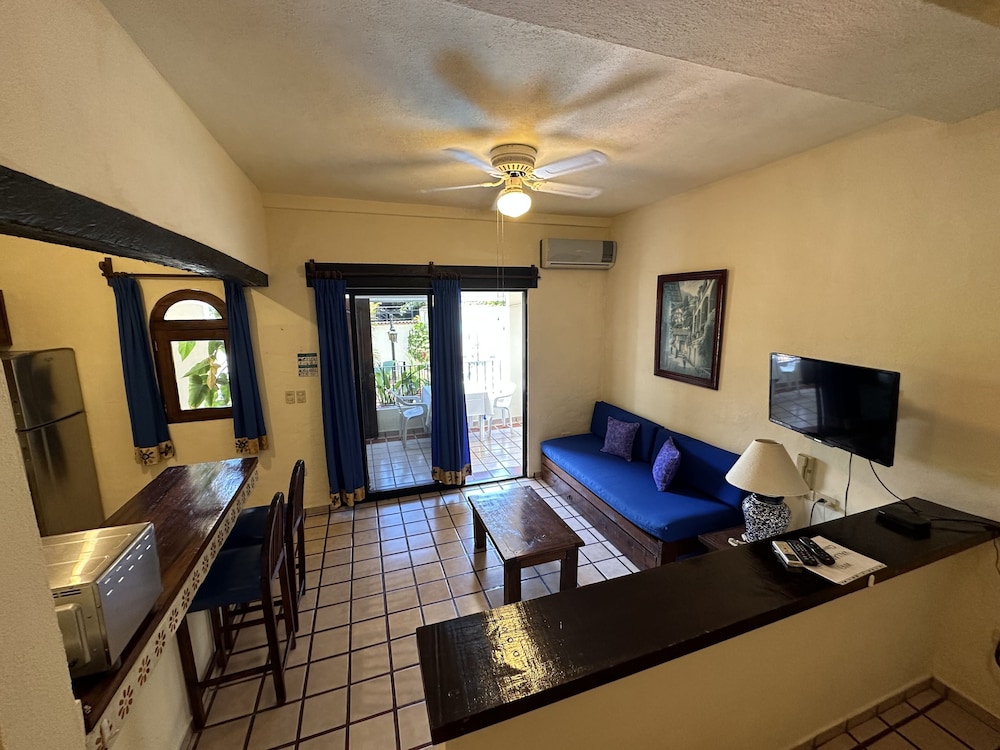Premium Studio Suite, Kitchen, Pool View photo 3
