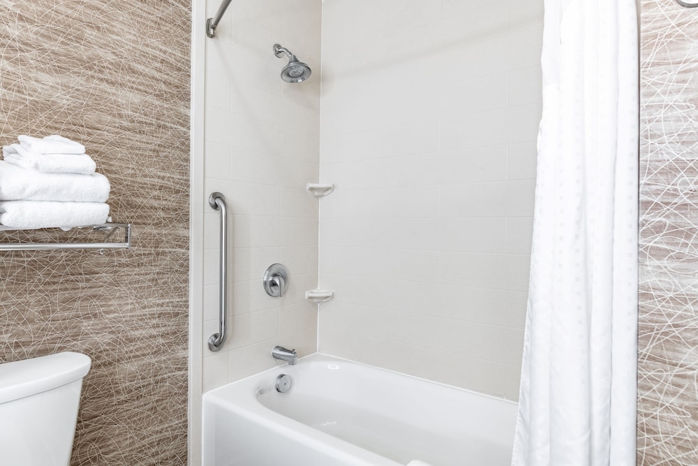 Standard Room, 1 King Bed, Accessible Bathtub (Communications), photo 6