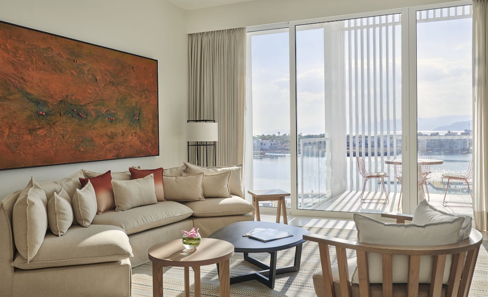 Regency, Suite photo 2