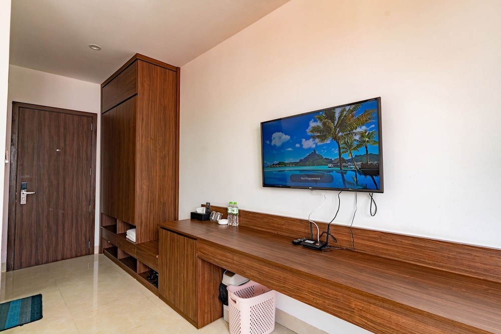 Superior Triple Room, City View photo 3